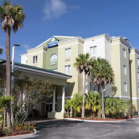 Days Inn & Suites By Wyndham Fort Pierce I-95 Exterior photo