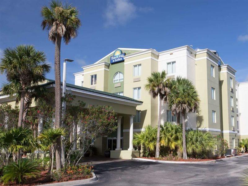 Days Inn & Suites By Wyndham Fort Pierce I-95 Exterior photo