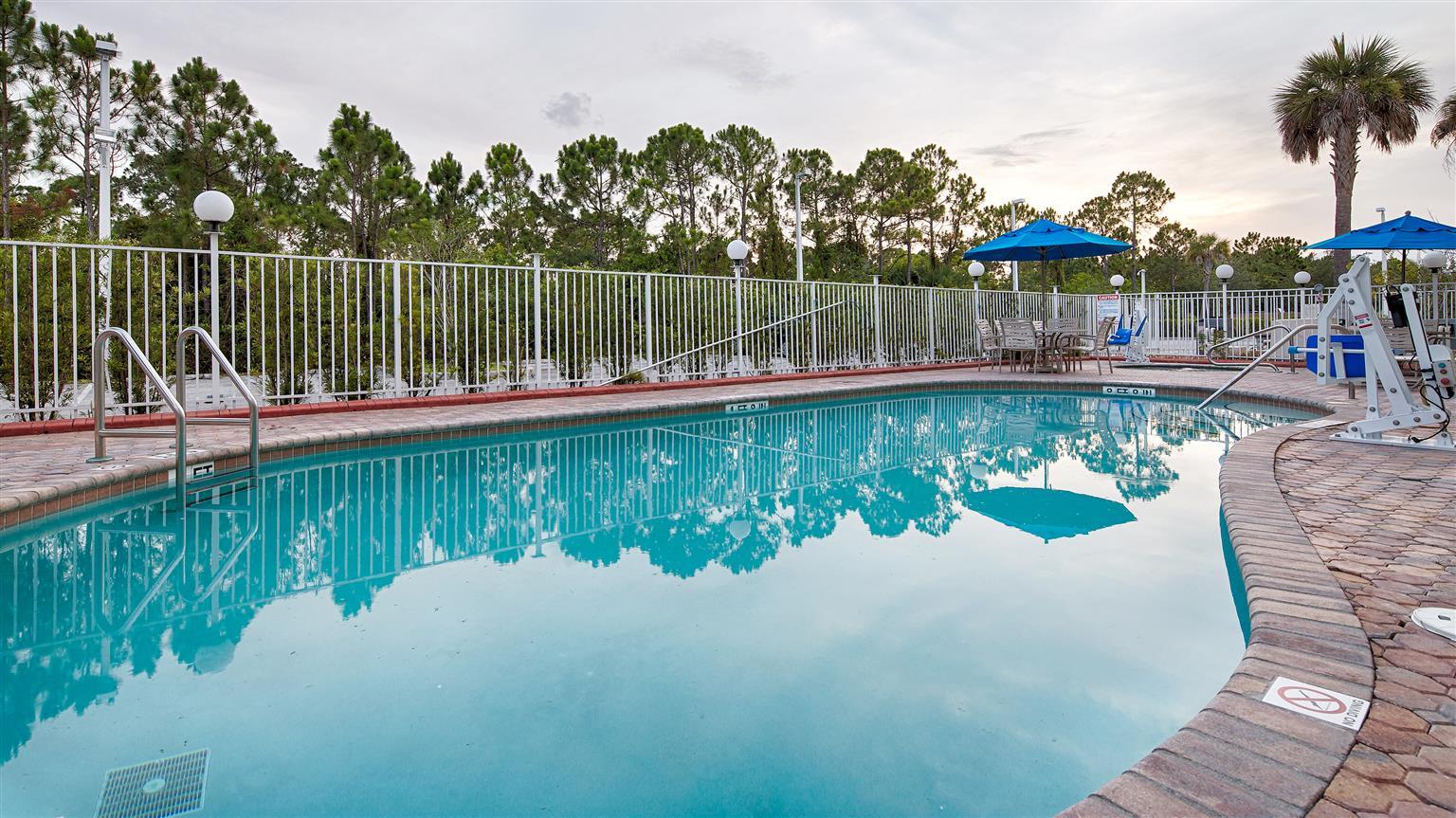 Days Inn & Suites By Wyndham Fort Pierce I-95 Exterior photo