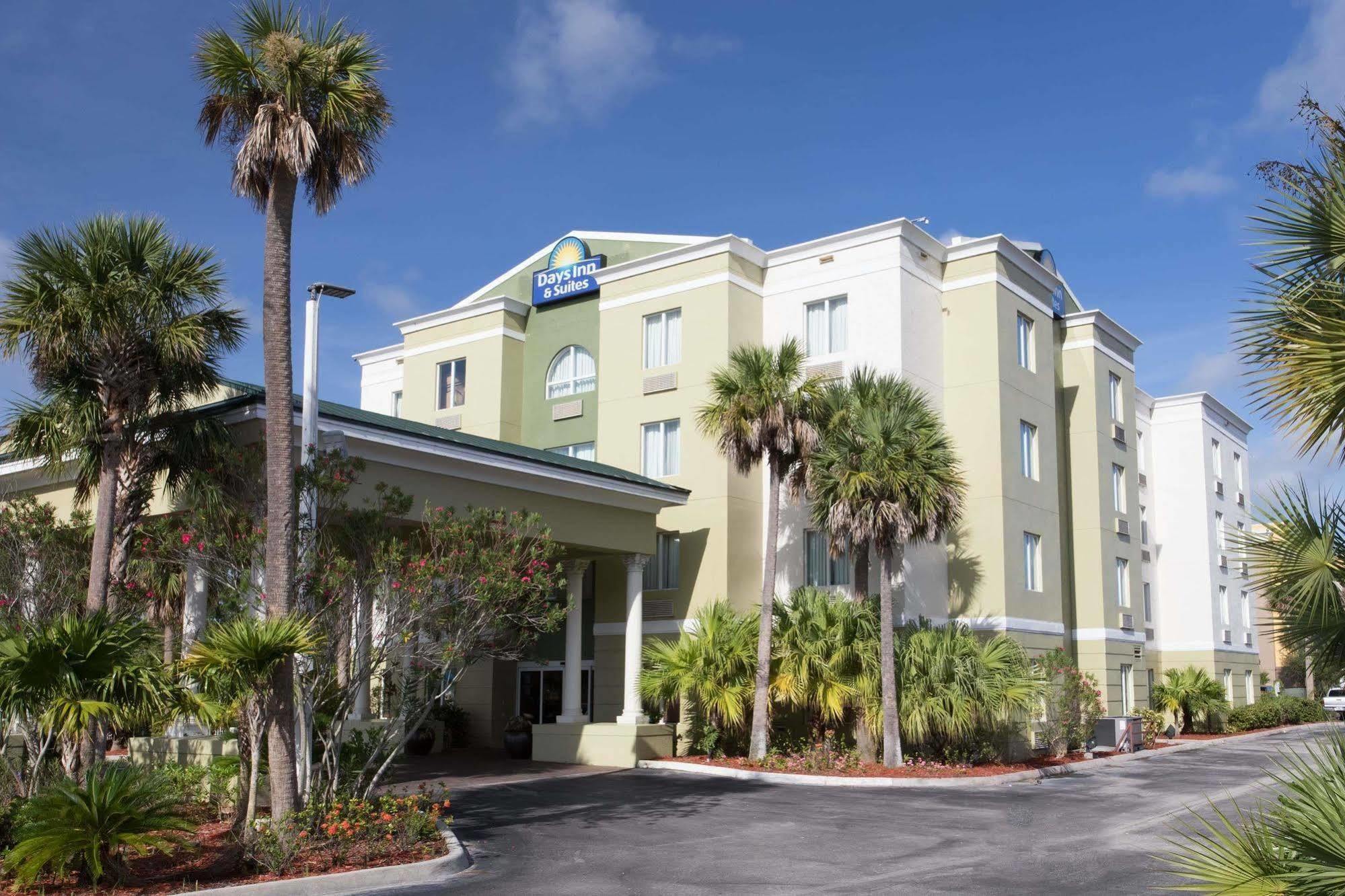 Days Inn & Suites By Wyndham Fort Pierce I-95 Exterior photo