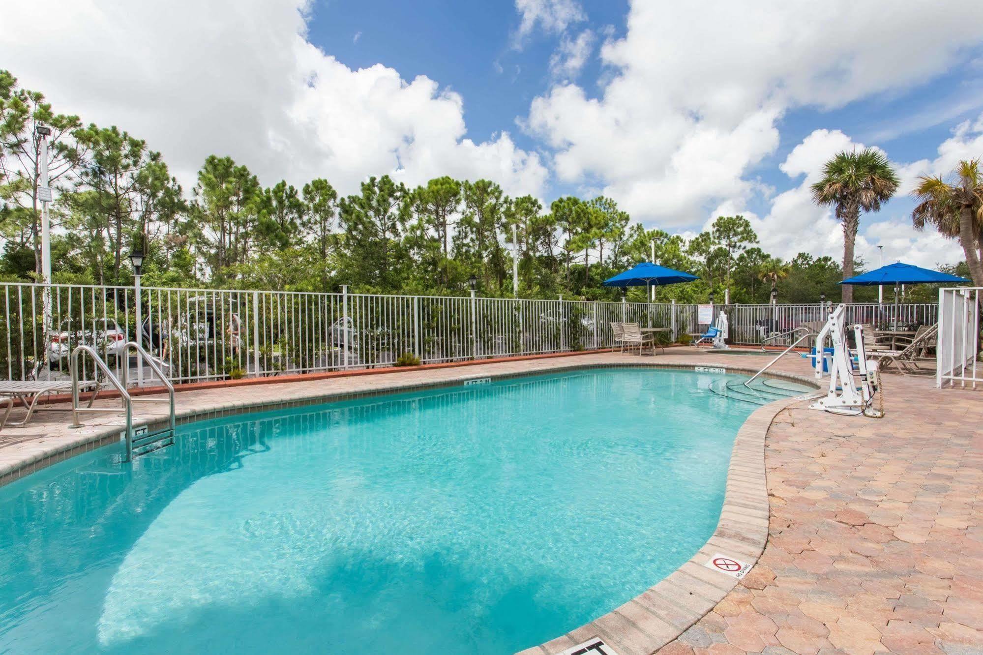 Days Inn & Suites By Wyndham Fort Pierce I-95 Exterior photo